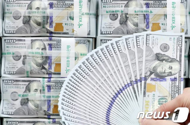 서울 중구 KEB 하나은행 위변조대응센터에서 직원이 달러 지폐를 살피고 있다. 2018.5.11/뉴스1 © News1