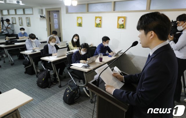 김형남 군인권센터 사무국장이 16일 오전 서울 마포구 군인권센터에서 공군본부 법무실장 전익수 대령에 대한 고발 기자회견을 열고 있다.  2020.6.16/뉴스1 © News1