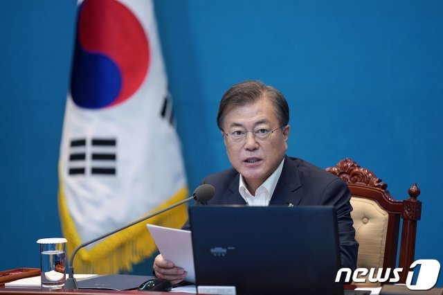 문재인 대통령이 지난 15일 청와대에서 열린 수석·보좌관회의를 주재하고 있다. (청와대 제공) /뉴스1