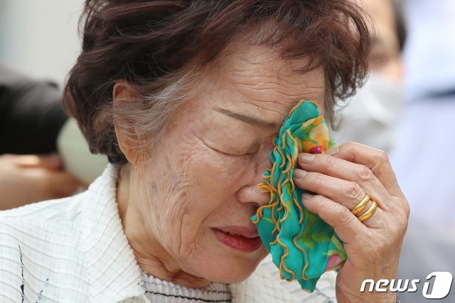 일본군 위안부 피해자 이용수 할머니가 6일 오전 대구 중구 서문로 희움 일본군 위안부 역사관에서 열린 ‘대구·경북 일본군 위안부 피해자 추모의 날’ 행사에 참석해 세상 먼저 떠난 할머니들의 영정을 바라보다 흐르는 눈물을 손수건으로 닦고 있다. 2020.6.6/뉴스1 © News1