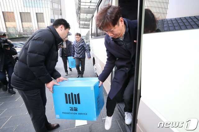 지난 2월19일 오후 서울 영등포구 여의도 IFC에 입주한 라임자산운용 사무실에서 압수수색을 마친 검찰 수사관들이 압수품을 차량으로 옮기고 있다.2020.2.19/뉴스1 © News1