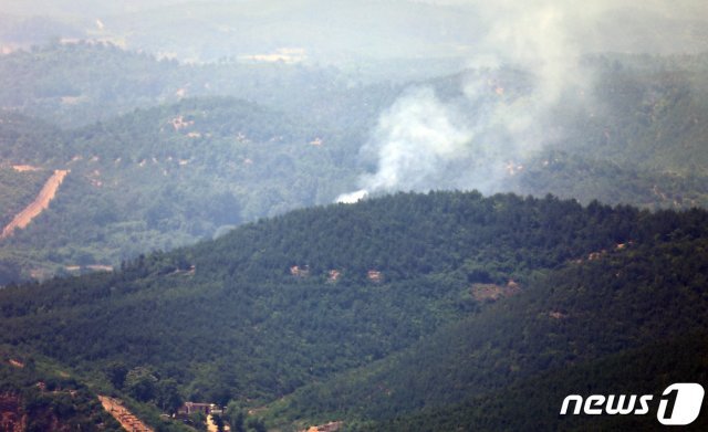 16일 오후 경기도 김포시 애기봉 전망대에서 바라본 북한 개풍군 방향에 연기가 나고 있다. 정부와 군 소식통 등에 따르면 이날 오후 개성공단 지역에서 폭음 소리와 함께 연기가 목격됐다. 북한은 개성공단 남북 연락사무소를 폭파하겠다고 발표한 바 있다. 2020.6.16/뉴스1 ⓒ News1