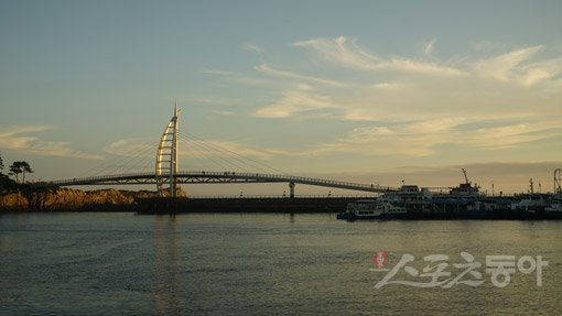 새연교는 제주 서귀포항과 새섬(草島)을 연결하는 다리로 국내 최남단에 위치한 보도교이다. 서귀포를 관광 미항으로 개발하는 랜드마크다. 한국관광공사가 2020년 선정한 야간관광 100선 중 하나이다. 제주｜김재범 기자 oldfield@donga.com