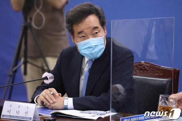 이낙연 더불어민주당 코로나19 국난극복위원장이 16일 오후 경남도청 중회의실에서 열린 ‘코로나19 국난극복위원회 영남권 간담회’에서 마스크를 쓰고 있다. 2020.6.16/뉴스1 © News1