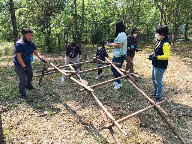 지난달 20, 21일 서울 양천구 신월동 근린공원에서 열린 서울시의 놀이터 관련 워크숍에서 ‘놀이터활동가’들이 나무로 놀이기구를 만들고 있다. 서울시 제공