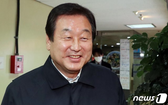 김무성 미래통합당 의원이 22일 서울 여의도 한 식당에서 열린 비박계 의원 만찬에 참석하고 있다. 2020.4.22/뉴스1 © News1