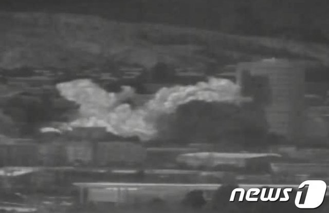 북한이 개성공단 내 남북공동연락사무소 청사를 지난 16일 오후 2시 49분경 폭파했다. 사진은 우리군 장비로 촬영된 폭파 당시 영상 캡쳐. 북한 조선중앙TV는 이날 오후 5시께 긴급 보도를 통해 “개성 공업지구에 있는 공동연락사무소를 완전 파괴시키는 조치를 진행했다”라고 밝혔다. (국방부 제공) 2020.6.16/뉴스1 © News1