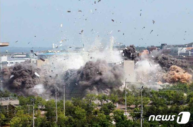 북한 노동당 기관지 노동신문은 17일 2면에 개성의 남북 공동연락사무소 폭파 현장을 공개했다. 신문은 “북남 공동연락사무소가 6월 16일 14시 50분에 요란한 폭음 속에 참혹하게 완전 파괴되었다”라며 “우리 인민의 격노한 정벌 열기를 담아 이미 천명한 대로 단호한 조치를 실행하였다”라고 전했다. [국내에서만 사용가능. 재배포 금지. DB 금지. For Use Only in the Republic of Korea. Redistribution Prohibited] rodongphoto@news1.kr