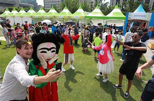 지난해 개최된 제7회 한국축제&여행박람회가 열린 서울 광화문광장에서 관람객들이 즐거운 시간을 보내고 있다.