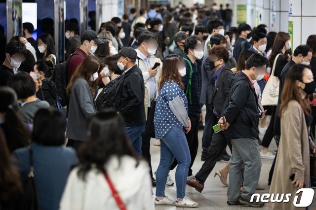서울 지하철 사당역 승강장에서 마스크를 착용한 시민들이 열차를 기다리고 있다. 2020.5.13/뉴스1