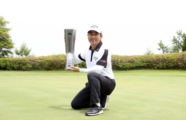KPGA 챔피언스투어 개막전 1회대회에서 우승을 차지한 석종율. (KPGA 제공) © 뉴스1