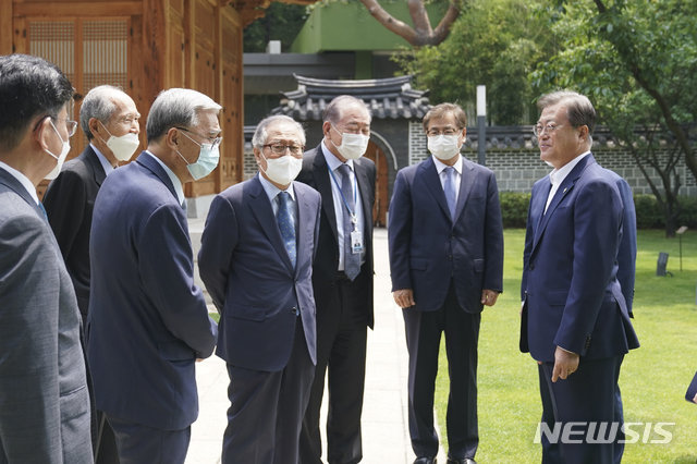 문재인 대통령이 17일 청와대 상춘재에서 전직 통일부 장관 및 원로들과 오찬에 앞서 대화하고 있다. (사진=청와대 제공).