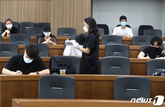 11일 오전 대전 유성구 충남대학교 경상대학에서 학생들이 기말시험을 치르고 있다. 2020.6.11/뉴스1 © News1