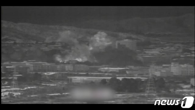북한이 개성공단 내 남북공동연락사무소 청사를 16일 오후 2시 49분경 폭파했다. 사진은 우리군 장비로 촬영된 폭파 당시 영상 캡쳐. 북한 조선중앙TV는 이날 오후 5시께 긴급 보도를 통해 “개성 공업지구에 있는 공동연락사무소를 완전 파괴시키는 조치를 진행했다“라고 밝혔다. (국방부 제공) 2020.6.16/뉴스1
