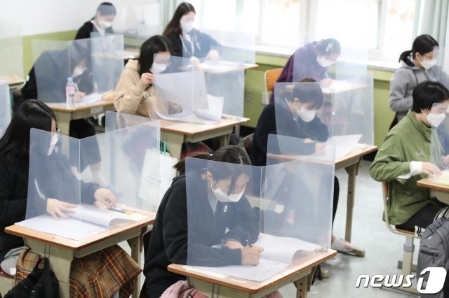 지난달 21일 대구 한 고등학교에서 고3 학생들이 전국연합학력평가를 치르고 있다. © News1