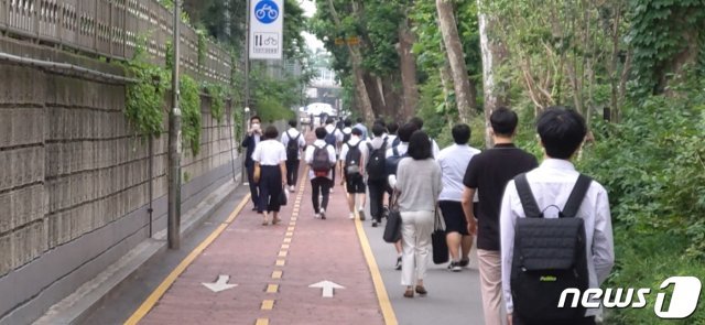 한국교육과정평가원이 주관하는 대학수학능력시험 6월 모의평가가 실시되는 18일 서울 영등포구 여의도고등학교 학생들이 학교로 향하고 있다. © 뉴스1