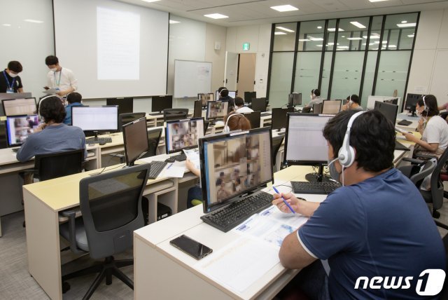 31일 경기도 화성시 삼성전자 사업장에서 감독관들이 온라인으로 치러진 삼성직무적성검사(GSAT) 시험을 실시간으로 원격 감독하고 있다© 뉴스1