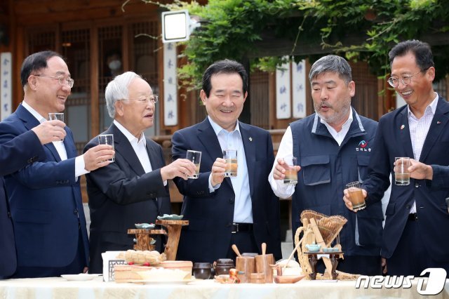 정세균 국무총리가 18일 오후 서울 종로구 총리공관에서 열린 ‘신종 코로나바이러스 감염증(코로나19) 위기 극복을 위한 노사정 대화’에 앞서 참석자들과 건배하고 있다. 왼쪽부터 홍남기 경제부총리 겸 기획재정부 장관, 손경식 한국경영자총협회장, 정 총리, 김동명 한국노총 위원장, 김명환 민주노총 위원장… 2020.6.18/뉴스1 © News1