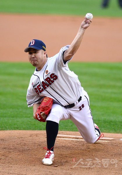 18일 서울 잠실야구장에서 ‘2020 신한은행 SOL KBO 리그‘ 삼성 라이온즈와 두산 베어스 경기가 열렸다. 선발 투수로 등판한 두산 유희관이 역투하고 있다. 잠실｜김종원 기자 won@donga.com