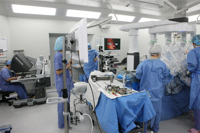 인하대병원 로봇센터 의료진들이 다빈치 로봇을 이용해 암 환자를 수술하고 있다. 인하대병원은 2018년 12월 최신형 로봇 제4세대 ‘다빈치 Xi’를 도입해 로봇수술센터를 운영하고 있다. 인하대병원 제공