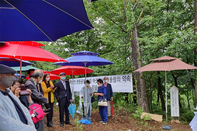 김해신공항 반대 범시민대책위원회, 동남권관문공항 추진 부울경범시민운동본부 등 5개 시민단체는 18일 2002년 4월 15일 중국 민항기 추락 사고로 129명의 목숨을 앗아간 김해 돗대산 사고 현장을 찾아 ‘희생자 추모 및 죽음의 공항 김해신공항 절대 반대를 위한 안전공항 기원 행사’를 열고 있다. 김해신공항 반대 범시민대책위 제공