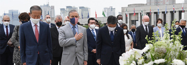 전국경제인연합회가 18일 서울 용산구 전쟁기념관에서 개최한 ‘한국전 발발 70년 참전국 초청 감사회’에서 허창수 회장과 해리 해리스 주한 미국대사, 정경두 국방부 장관(앞줄 왼쪽부터)이 유엔 참전비에 헌화한 뒤 묵념하고 있다. 뉴시스