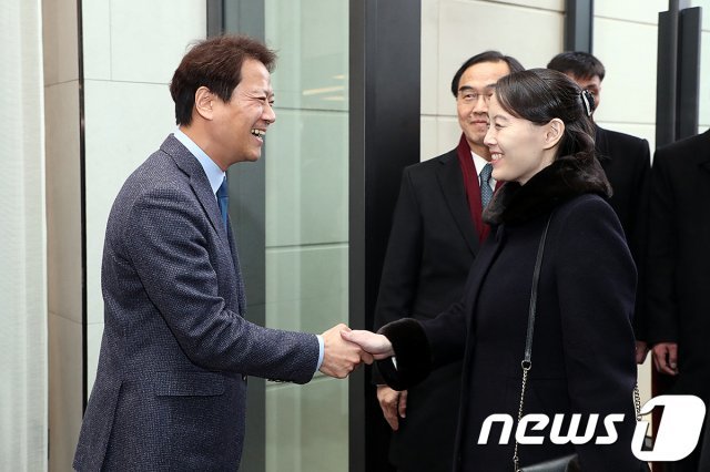 2018년 2월 11일 당시 임종석 대통령 비서실장이 서울 중구의 한 호텔에서 열린 만찬에서 김여정 노동당 중앙위 제1부부장을 맞이하고 있다. ⓒ News1