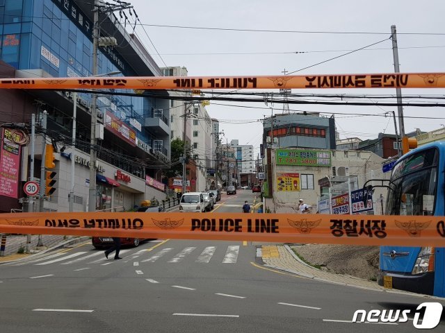 17일 오후 부산 해운대구 재송동의 한 초등학교 정문 앞 인도에 폴리스 라인이 설치돼 있다. 지난 15일 오후 어머니와 하원하던 6세 여자 어린이가 갑자기 인도로 돌진한 아반떼에 치여 이곳에서 숨졌다. © 뉴스1