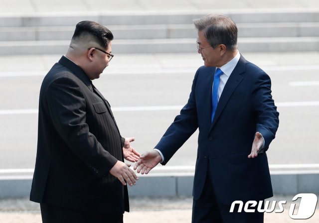 문재인 대통령과 북한 김정은 국무위원장./뉴스1 © News1 한국공동사진기자단
