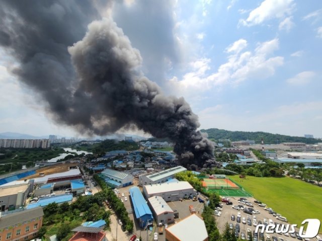 19일 오전 11시53분께 전북 전주시 팔복동 한 폐차장에서 발생한 화재로 검은 연기가 치솟고 있다. 소방당국은 대응 1단계를 발령, 펌프차 등 장비 13대와 인력 40명을 동원해 불길을 잡고 있다. 뉴스1