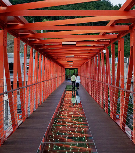 저도연륙교인 ‘콰이강의 다리’는 길이 170m의 보행전용 교량으로 바닥이 보이는 스카이워크로 운영되고 있다.