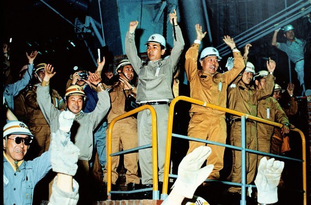 1973년 6월 9일 첫 쇳물 생산 이후 만세를 외치는 고(故) 박태준 포스코 명예회장과 임직원들. 포스코 제공