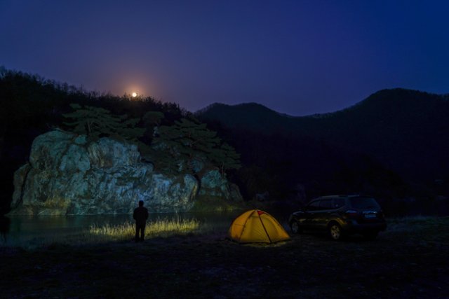 전북 진안군 섬바위 금강변의 보름밤. [양영훈 여행작가]