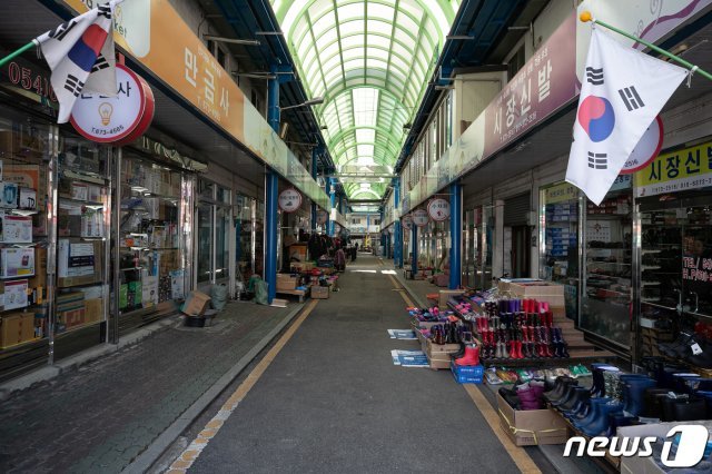 신종 코로나바이러스 감염증(코로나19) 확산이 이어지는 6일 경북 봉화군 봉화상설시장이 한산하다. 2020.3.6/뉴스1 © News1