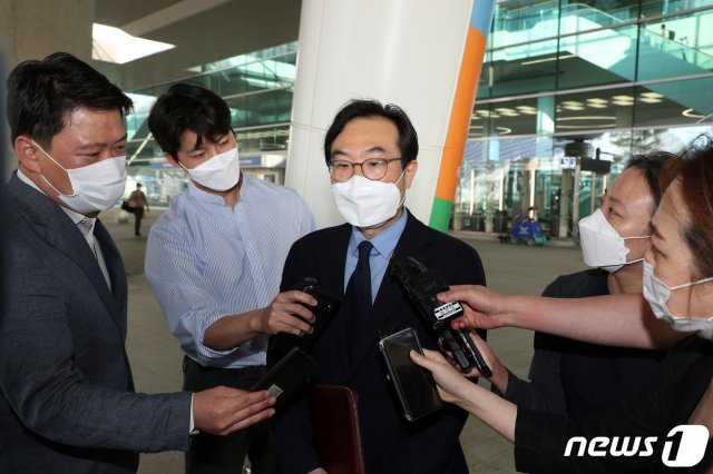 이도훈 한반도평화교섭본부장이 20일 오후 인천국제공항을 통해 귀국, 취재진 질문에 답하고 있다. 지난 17일 미국 워싱턴DC를 방문한 이 본부장은 스티븐 비건 국무부 부장관 겸 대북특별대표 등 미국 측 인사를 접촉, 한미연합훈련 재개 등 다양한 대북 대응 방안에 대해 논의한 것으로 알려 졌다. 2020.6.20/뉴스1 © News1