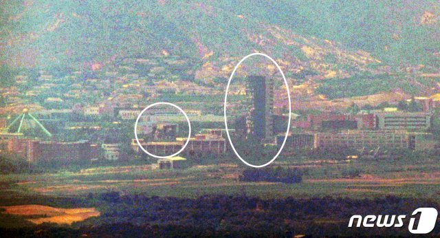 북한의 남북연락사무소 폭파 이후 한반도 긴장이 고조되고 있다. 21일 경기 파주 접경지역에서 바라본 개성공단에 폭파된 남북공동연락사무소 잔해(왼쪽)와 충격으로 훼손된 개성공단지원센터가 보이고 있다. 2020.6.21/뉴스1 © News1