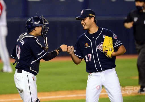 21일 서울 잠실야구장에서 ‘2020 신한은행 SOL KBO 리그‘ 두산 베어스와 LG 트윈스 경기가 열렸다. 9회말 등판해 무실점으로 막으며 세이브를 따낸 두산 홍건희가 포수와 주먹을 맞대고 있다. 잠실｜김종원 기자 won@donga.com