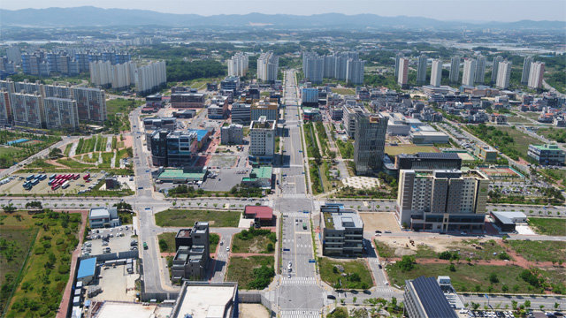 충북 음성군이 충북혁신도시의 지역성장 거점 육성을 위해 보건 체육 교육 등 다양한 정주 여건 개선사업에 박차를 가하고 있다. 음성군 제공