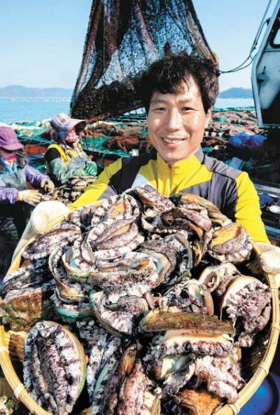 김현식 대표가 해상 가두리 양식장에서 건진 전복들을 보여주고 있다. 남해바다수산 제공