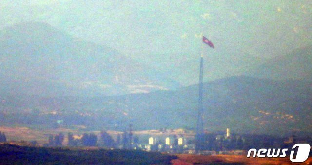 경기도 파주시 오두산 전망대에서 바라본 판문점 인근 북한 기정동 마을 인공기가 펄럭이고 있다.  2020.6.17/뉴스1 © News1