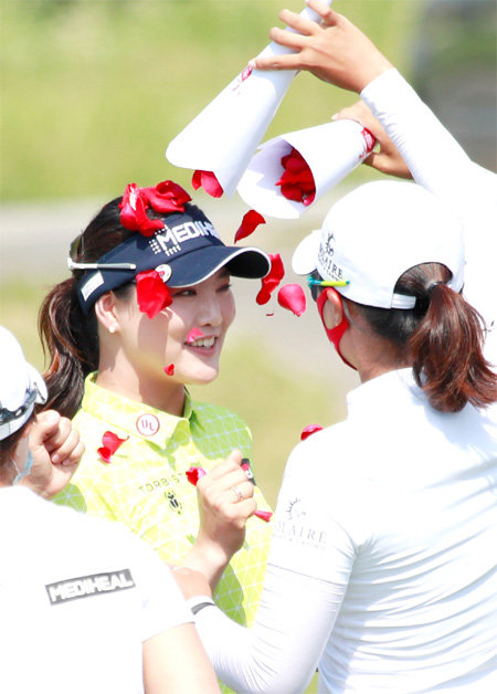 유소연(왼쪽)이 21일 인천 베어즈베스트 청라GC에서 막을 내린 한국여자프로골프(KLPGA)투어 한국여자오픈에서 우승한 뒤 동료들로부터 꽃잎 세례를 받고 있다. 유소연은 이 대회 우승으로 중국(2009년), 미국(2011년), 캐나다(2014년), 일본(2018년)에 이어 다섯 번째 ‘내셔널 타이틀’ 수집에 성공했다. 인천=뉴스1