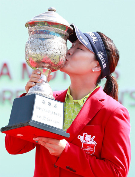 한국여자프로골프(KLPGA)투어 한국여자오픈 우승 트로피에 입을 맞추고 있는 유소연. 인천=뉴스1