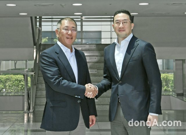 현대차그룹 정의선 수석부회장(왼쪽)과 LG그룹 구광모 대표가 오창공장 본관에서 악수를 나누고 있다. 현대차그룹 제공