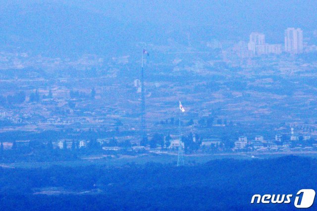 북한의 대남 전단살포 준비로 남북관계 긴장감이 감도는 22일 파주 접경지역에서 바라본 남북한 풍경. 북한 기정동 마을의 인공기와 남한 대성동 마을의 태극기가 바람에 날리고 있다. 2020.6.22/뉴스1 © News1