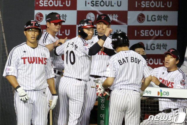 19일 오후 서울 송파구 잠실야구장에서 열린 ‘2020 프로야구 신한은행 SOL KBO리그’ 두산 베어스와 LG 트윈스 경기 5회말 무사 만루상황 LG 이천웅 타석때 밀어내기 볼넷으로 인해 3루주자 오지환이 홈인한 뒤 류중일 감독과 주먹을 부딪히고 있다. 2020.6.19 © News1