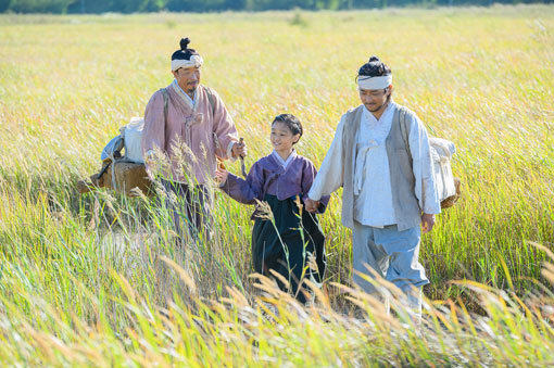 7월1일 개봉하는 영화 ‘소리꾼’의 한 장면. 길에서 만난 이들과 가족을 이루면서 우리 소리를 만들어가는 사람들의 이야기가 묵직한 감동을 안긴다. 사진제공｜제이오엔터테인먼트