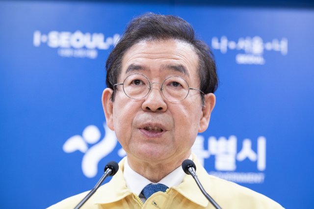 박원순 서울시장이 22일 서울시청 브리핑룸에서 코로나19 관련 긴급 브리핑을 하고 있다. 사진=뉴스1