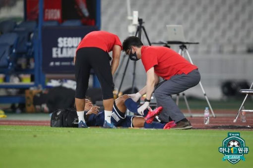 경기 중 부상 당한 서울 이랜드 김민균. 사진제공｜한국프로축구연맹