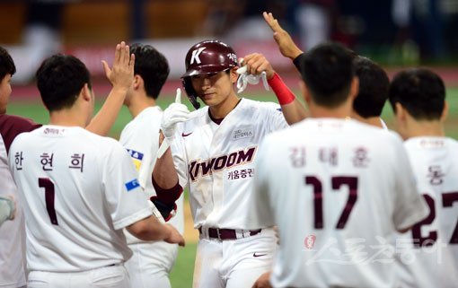 17일 서울 고척스카이돔에서 ‘2020 신한은행 SOL KBO 리그‘ 롯데 자이언츠와 키움 히어로즈의 경기가 열렸다. 9회말 1사 1,2루 키움 이정후가 끝내기 안타를 치고 팀 동료들의 축하를 받고 있다. 스포츠동아DB