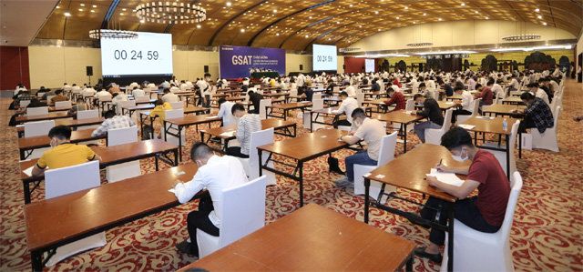 20일(현지 시간) 베트남 하노이 국립컨벤션센터에서 치러진 삼성 대졸 공개채용 직무적성검사(GSAT)에 참여한 응시자들이 간격을 두고 시험을 치르고 있다. 삼성전자 제공